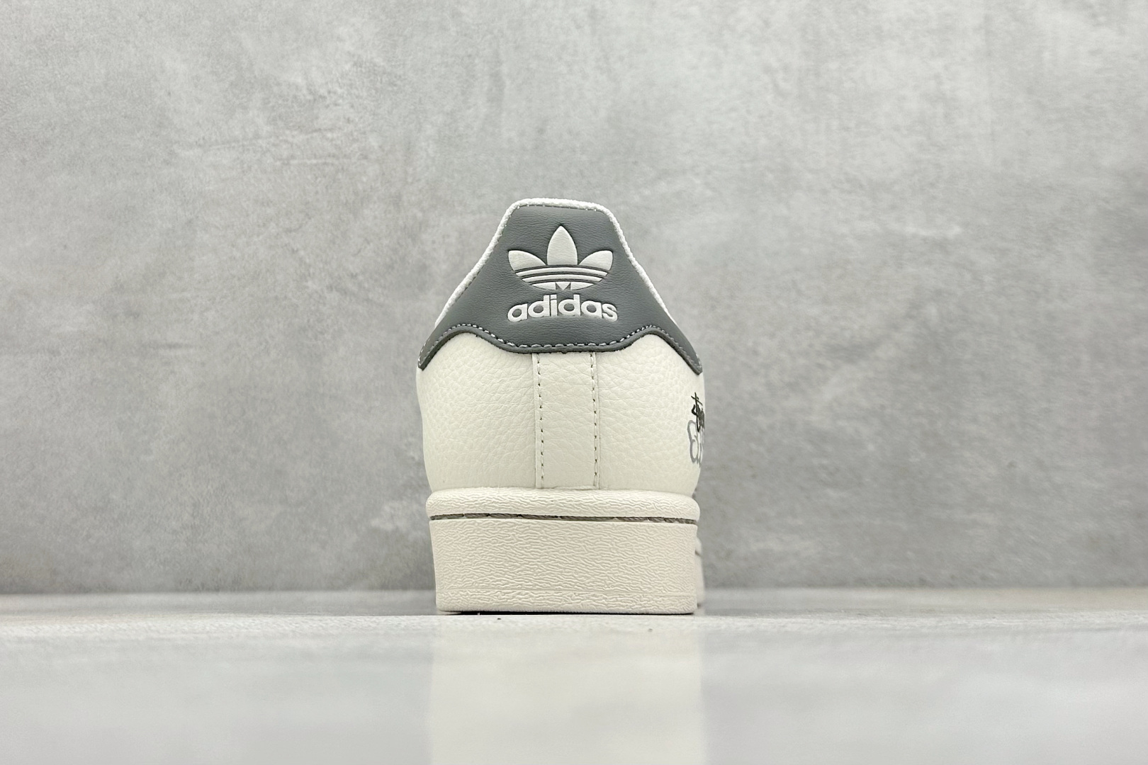  
AD Originals Superstar x Stussy 白深灰
采用全新头层拼接皮革材质
后