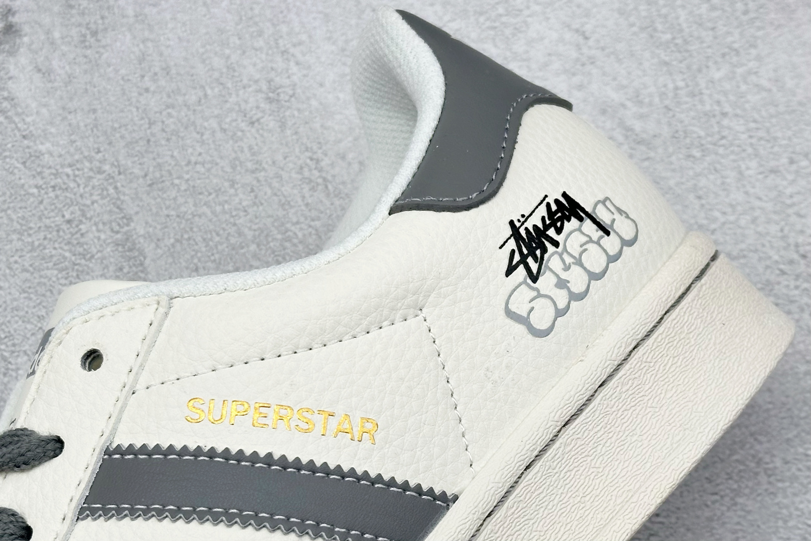  
AD Originals Superstar x Stussy 白深灰
采用全新头层拼接皮革材质
后