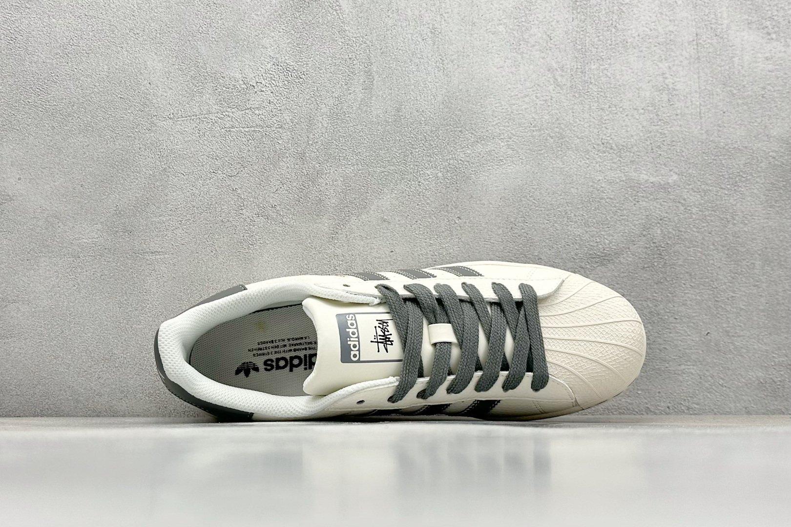  
AD Originals Superstar x Stussy 白深灰
采用全新头层拼接皮革材质
后