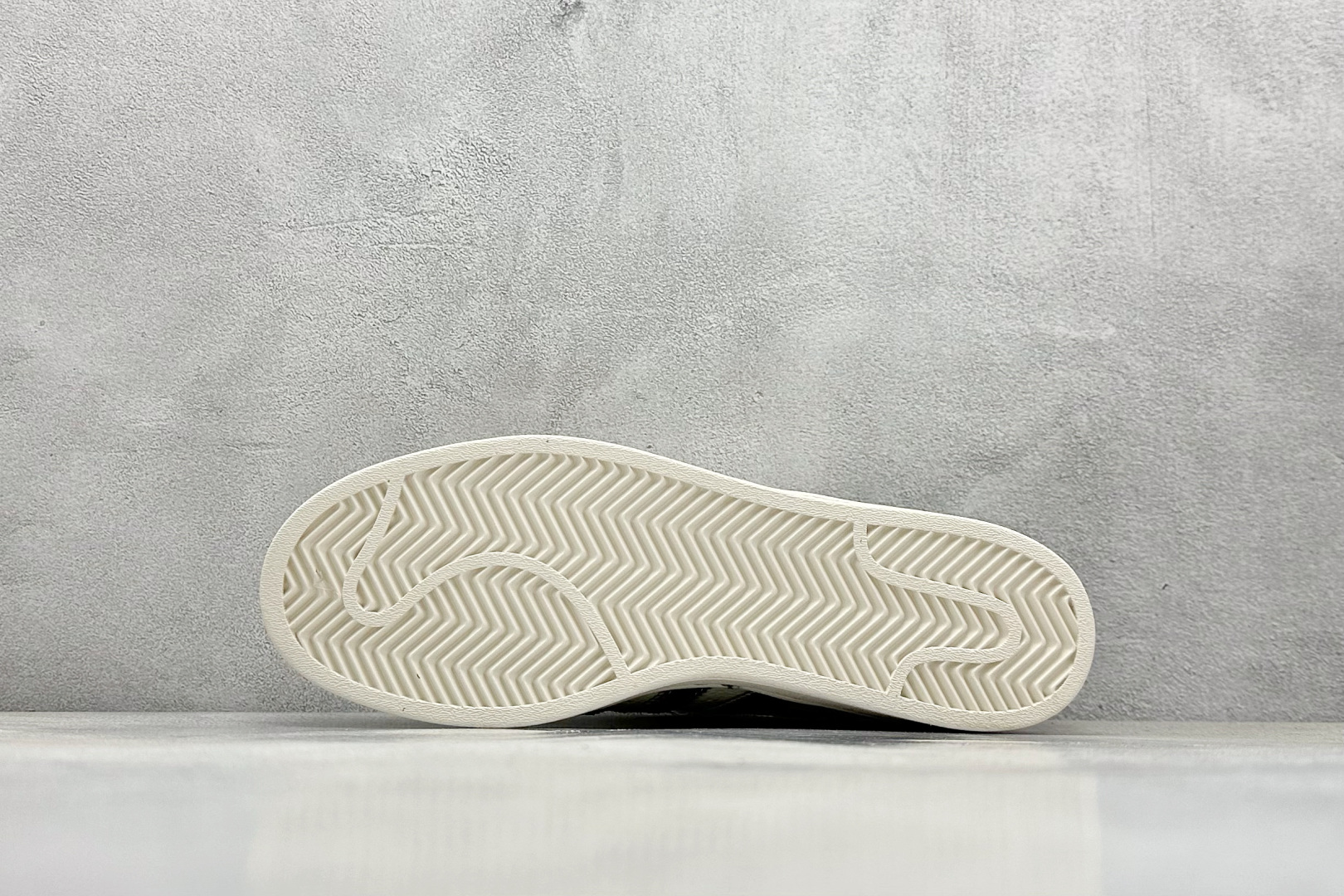  
AD Originals Superstar x Stussy 白深灰
采用全新头层拼接皮革材质
后