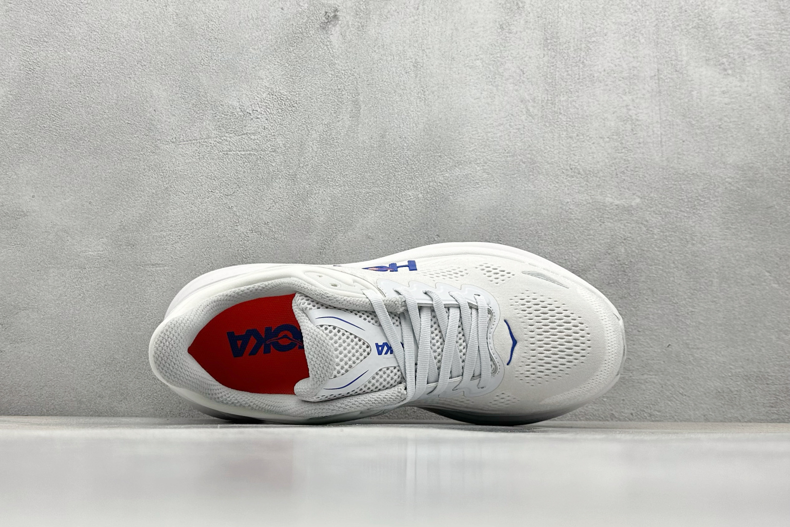 YH版 HOKA M CLIFTON 9 全新配色这个品牌来自于新西兰的毛利语,HOKA表示大地,O