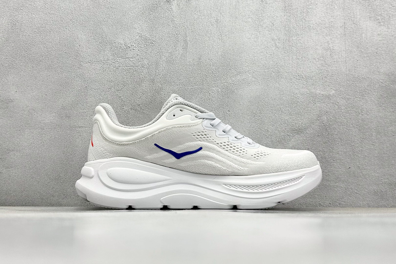 YH版 HOKA M CLIFTON 9 全新配色这个品牌来自于新西兰的毛利语,HOKA表示大地,O