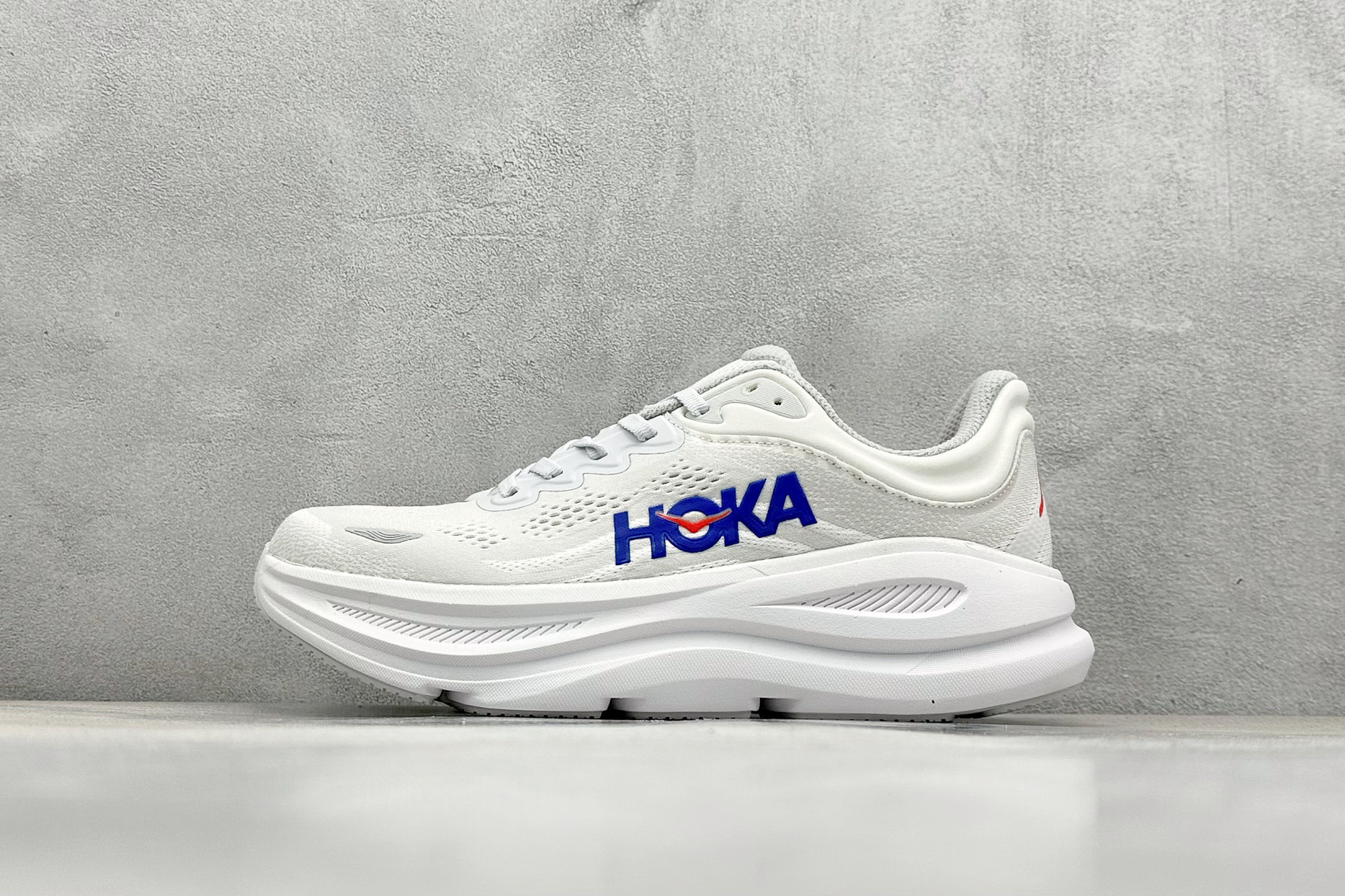 YH版 HOKA M CLIFTON 9 全新配色这个品牌来自于新西兰的毛利语,HOKA表示大地,O