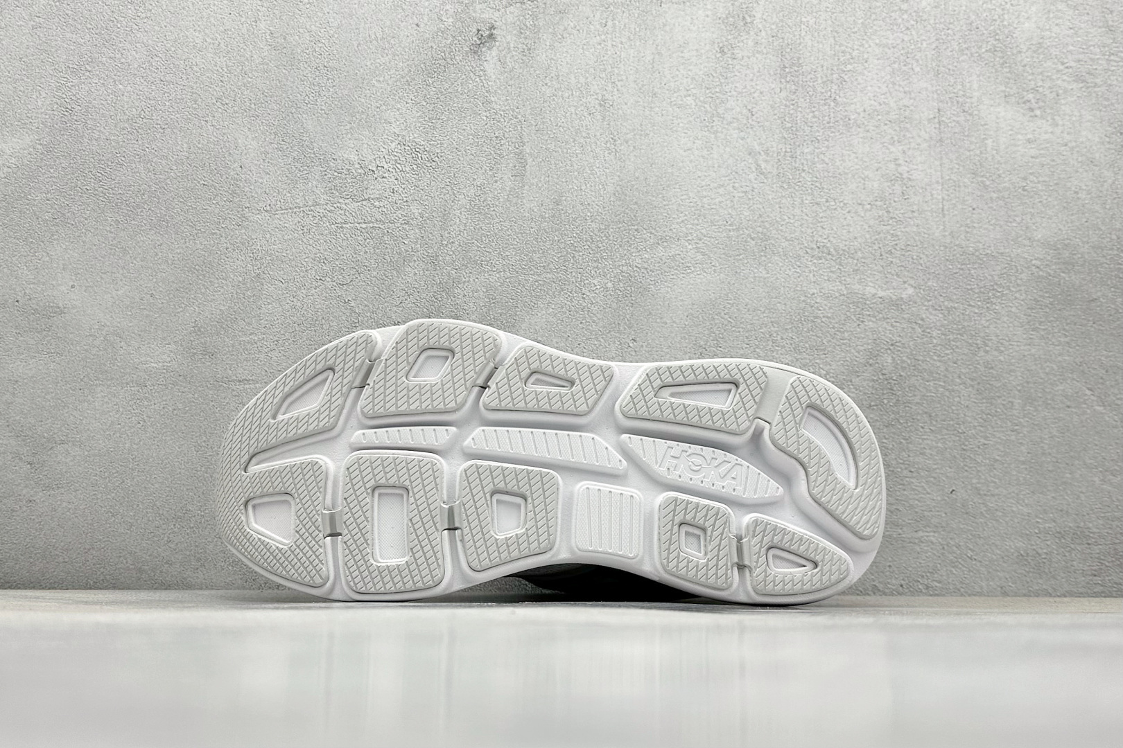 YH版 HOKA M CLIFTON 9 全新配色这个品牌来自于新西兰的毛利语,HOKA表示大地,O