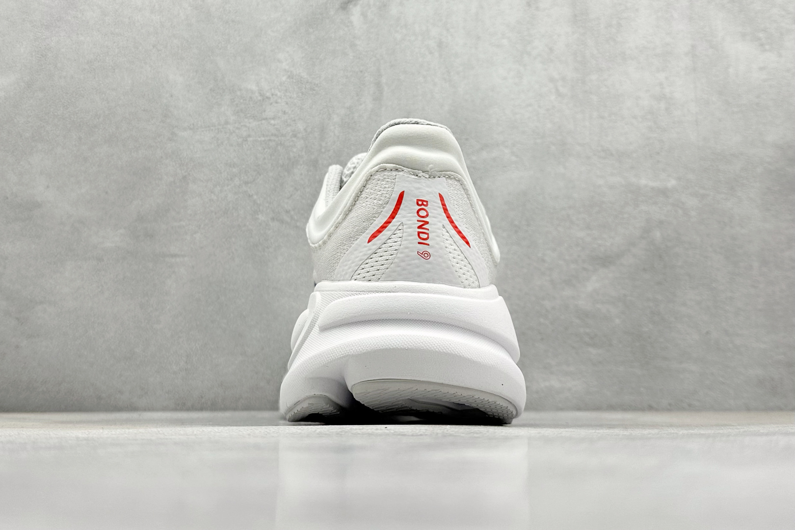 YH版 HOKA M CLIFTON 9 全新配色这个品牌来自于新西兰的毛利语,HOKA表示大地,O