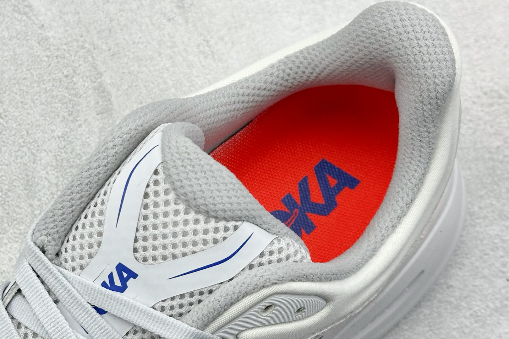 YH版 HOKA M CLIFTON 9 全新配色这个品牌来自于新西兰的毛利语,HOKA表示大地,O