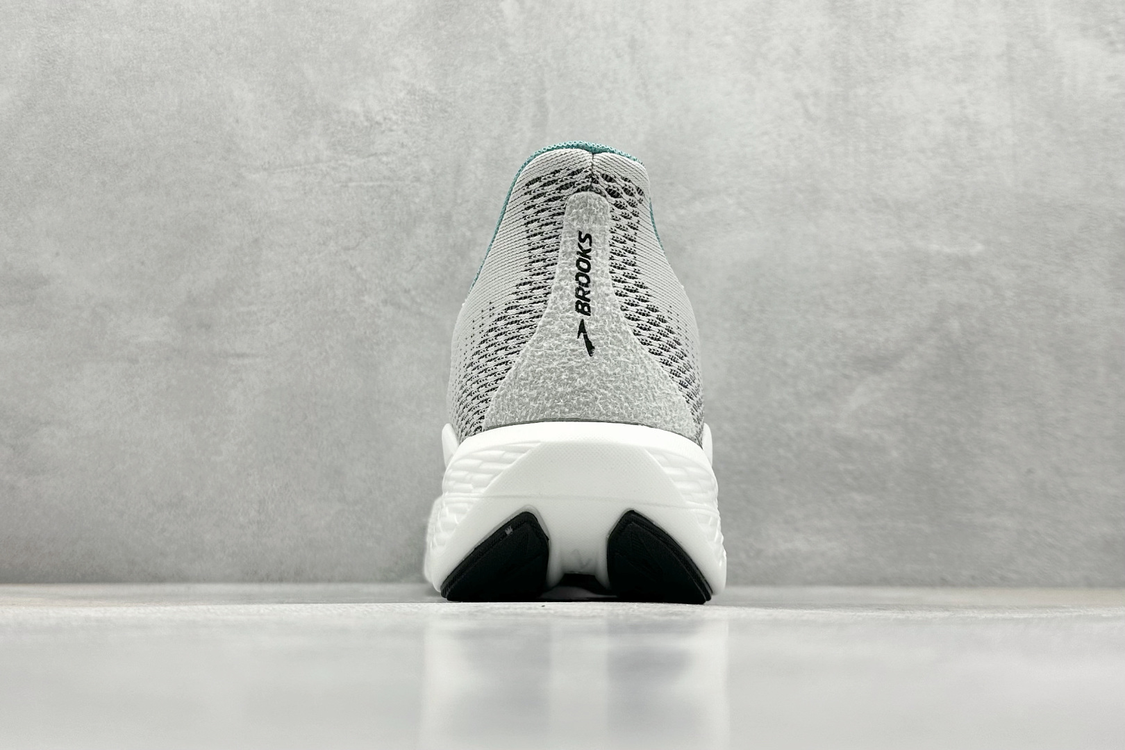  
Brooks Hyperion Max 2 布鲁克斯 烈风2 减震竞速马拉松专业跑鞋 

货号：
