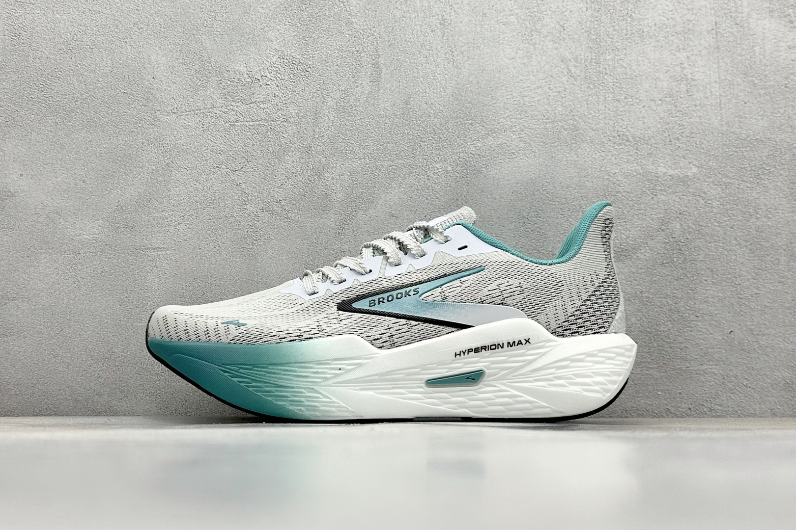  
Brooks Hyperion Max 2 布鲁克斯 烈风2 减震竞速马拉松专业跑鞋 

货号：
