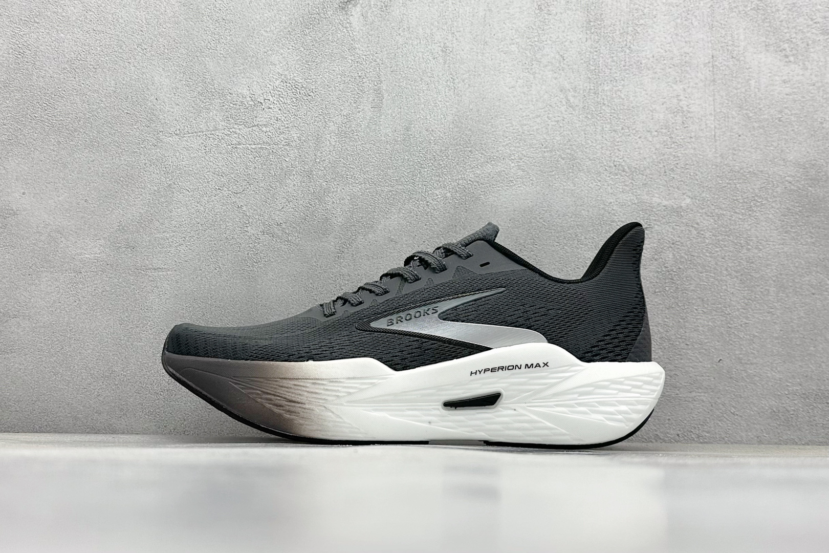  
Brooks Hyperion Max 2 布鲁克斯 烈风2 减震竞速马拉松专业跑鞋 

货号：
