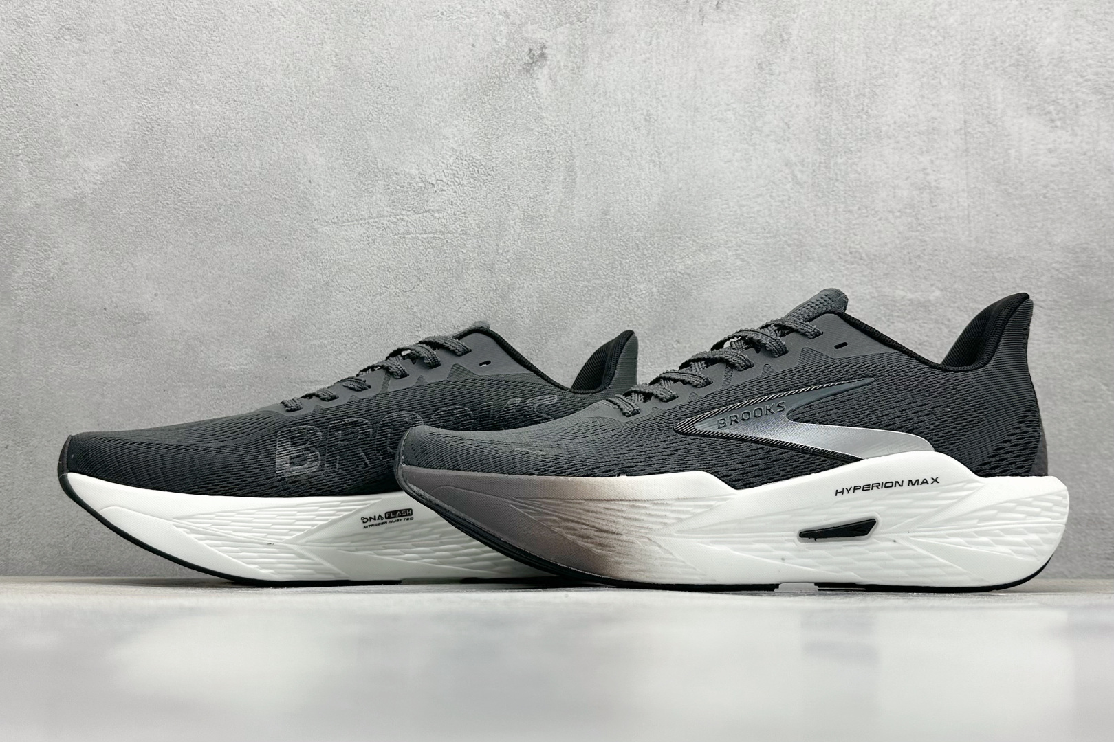 
Brooks Hyperion Max 2 布鲁克斯 烈风2 减震竞速马拉松专业跑鞋 

货号：
