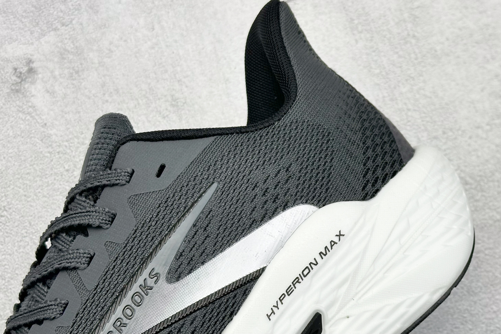  
Brooks Hyperion Max 2 布鲁克斯 烈风2 减震竞速马拉松专业跑鞋 

货号：
