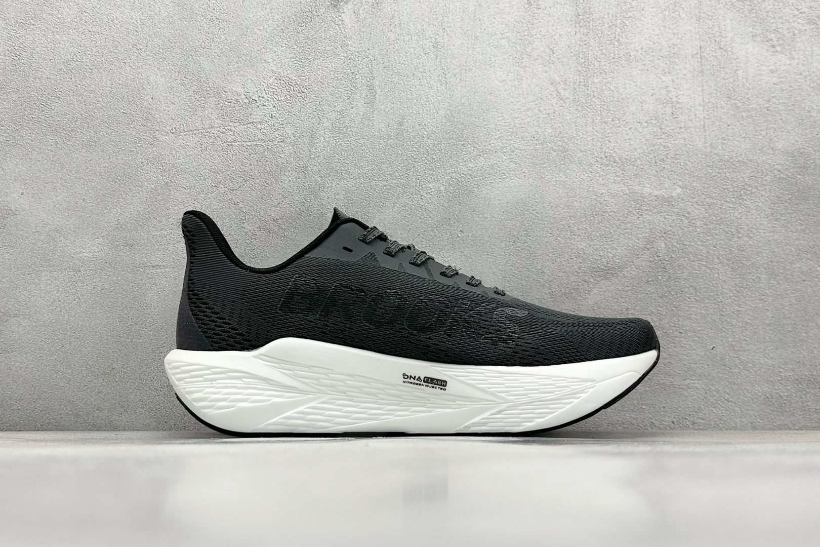 
Brooks Hyperion Max 2 布鲁克斯 烈风2 减震竞速马拉松专业跑鞋 

货号：
