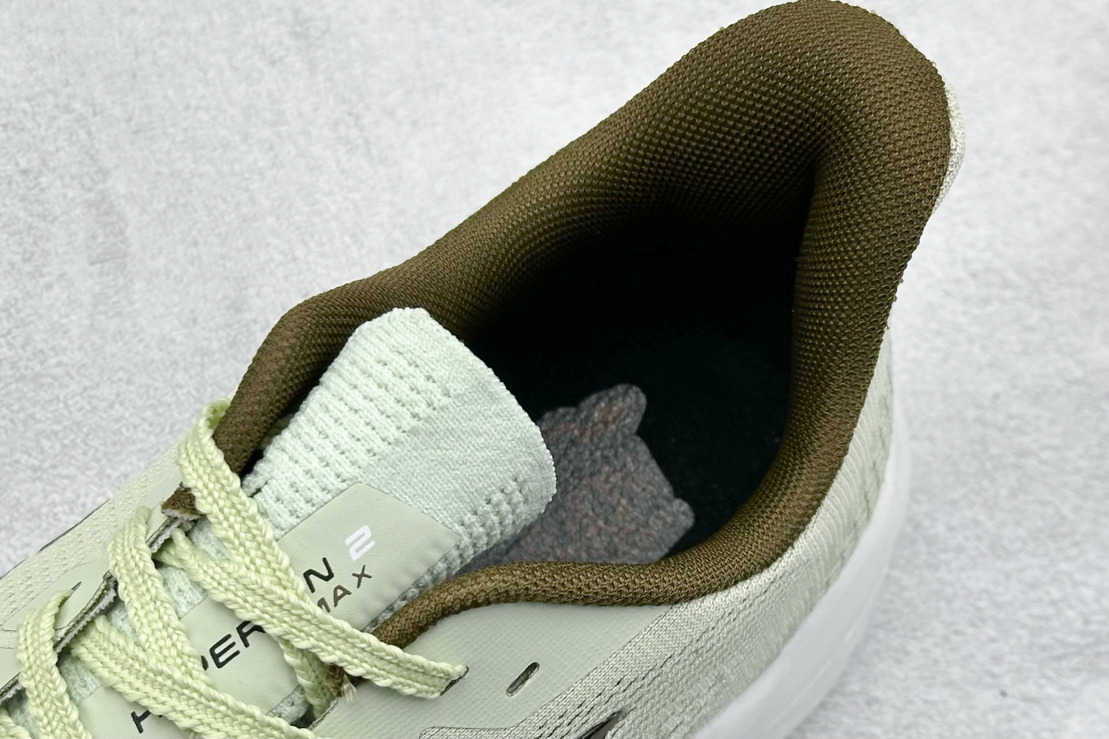  
Brooks Hyperion Max 2 布鲁克斯 烈风2 减震竞速马拉松专业跑鞋 

货号：
