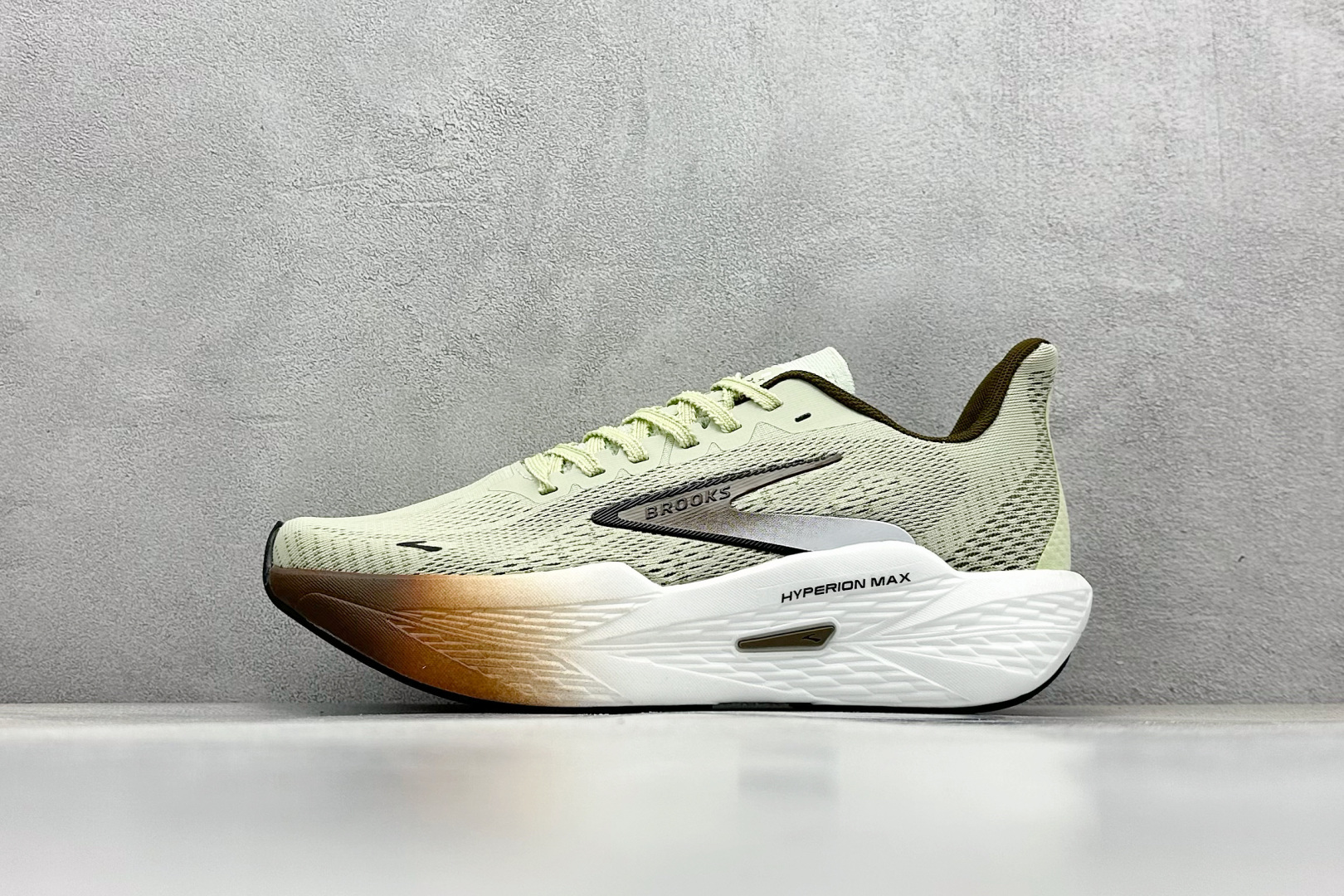  
Brooks Hyperion Max 2 布鲁克斯 烈风2 减震竞速马拉松专业跑鞋 

货号：
