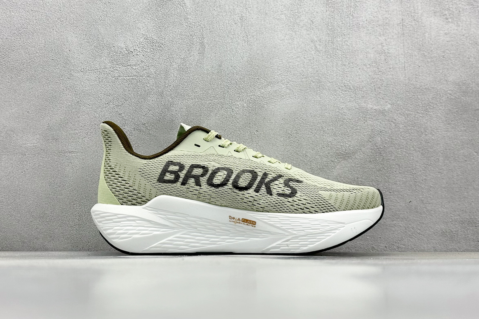  
Brooks Hyperion Max 2 布鲁克斯 烈风2 减震竞速马拉松专业跑鞋 

货号：
