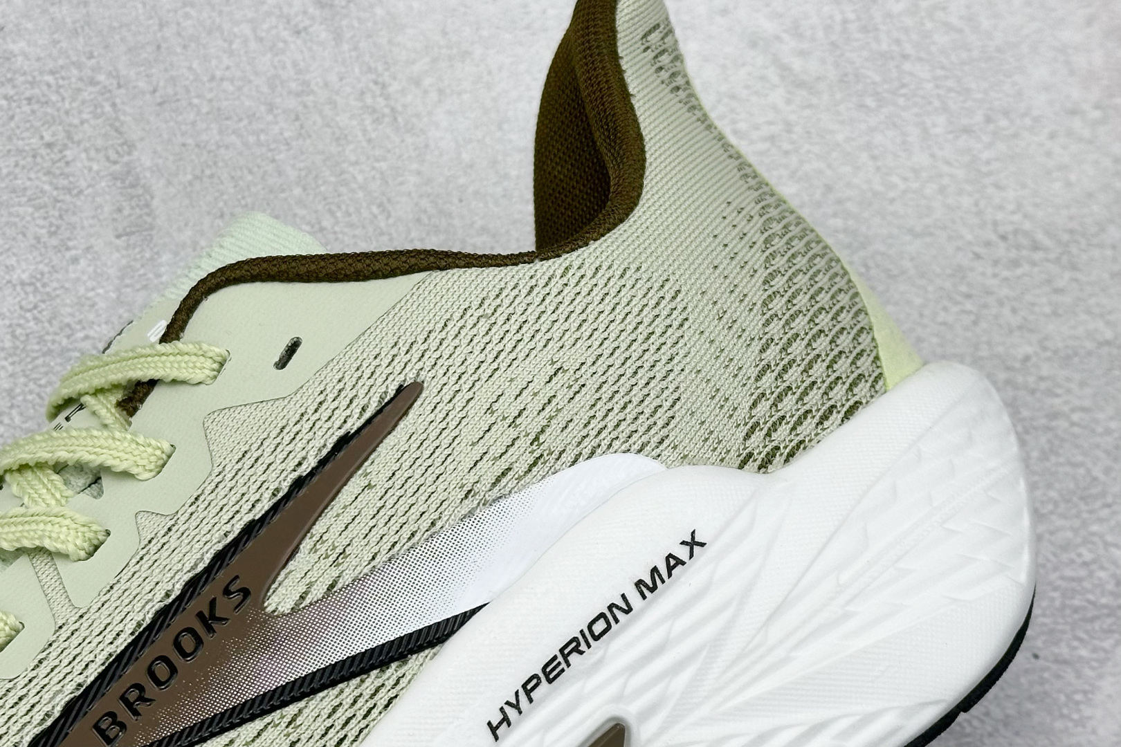  
Brooks Hyperion Max 2 布鲁克斯 烈风2 减震竞速马拉松专业跑鞋 

货号：
