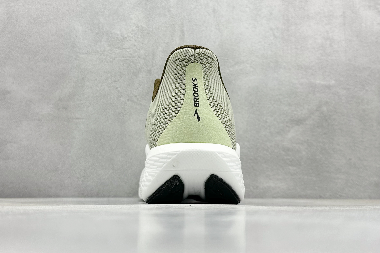  
Brooks Hyperion Max 2 布鲁克斯 烈风2 减震竞速马拉松专业跑鞋 

货号：
