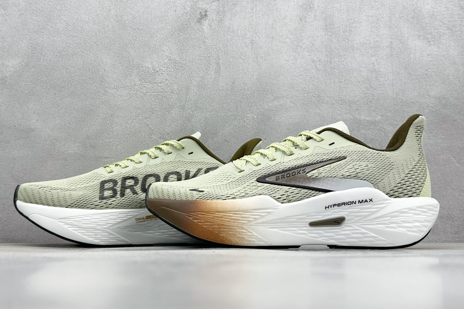  
Brooks Hyperion Max 2 布鲁克斯 烈风2 减震竞速马拉松专业跑鞋 

货号：

