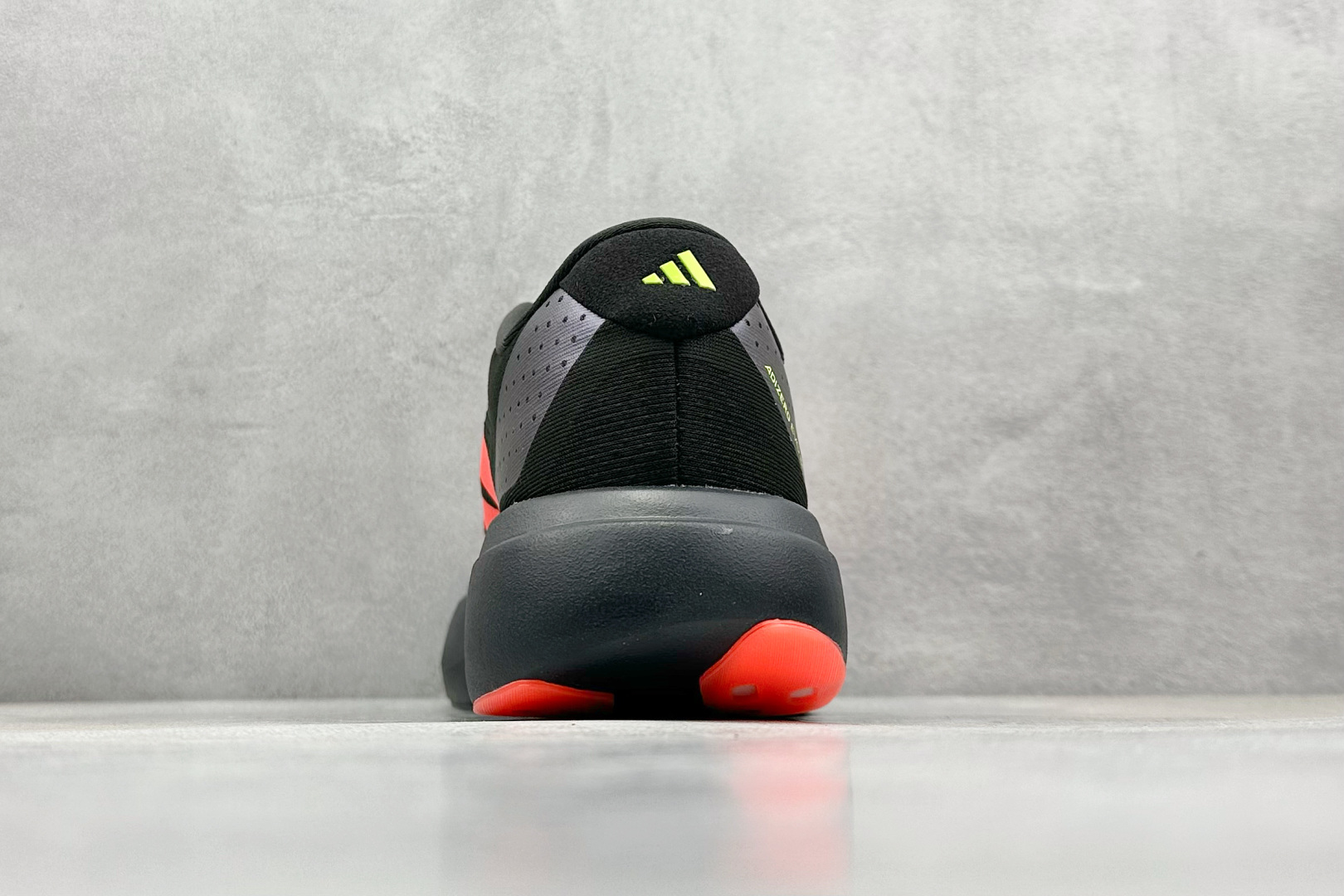  
Adidas Adizero Evo SL
阿迪超轻透气缓震跑鞋
整体外观造型与adiZero A