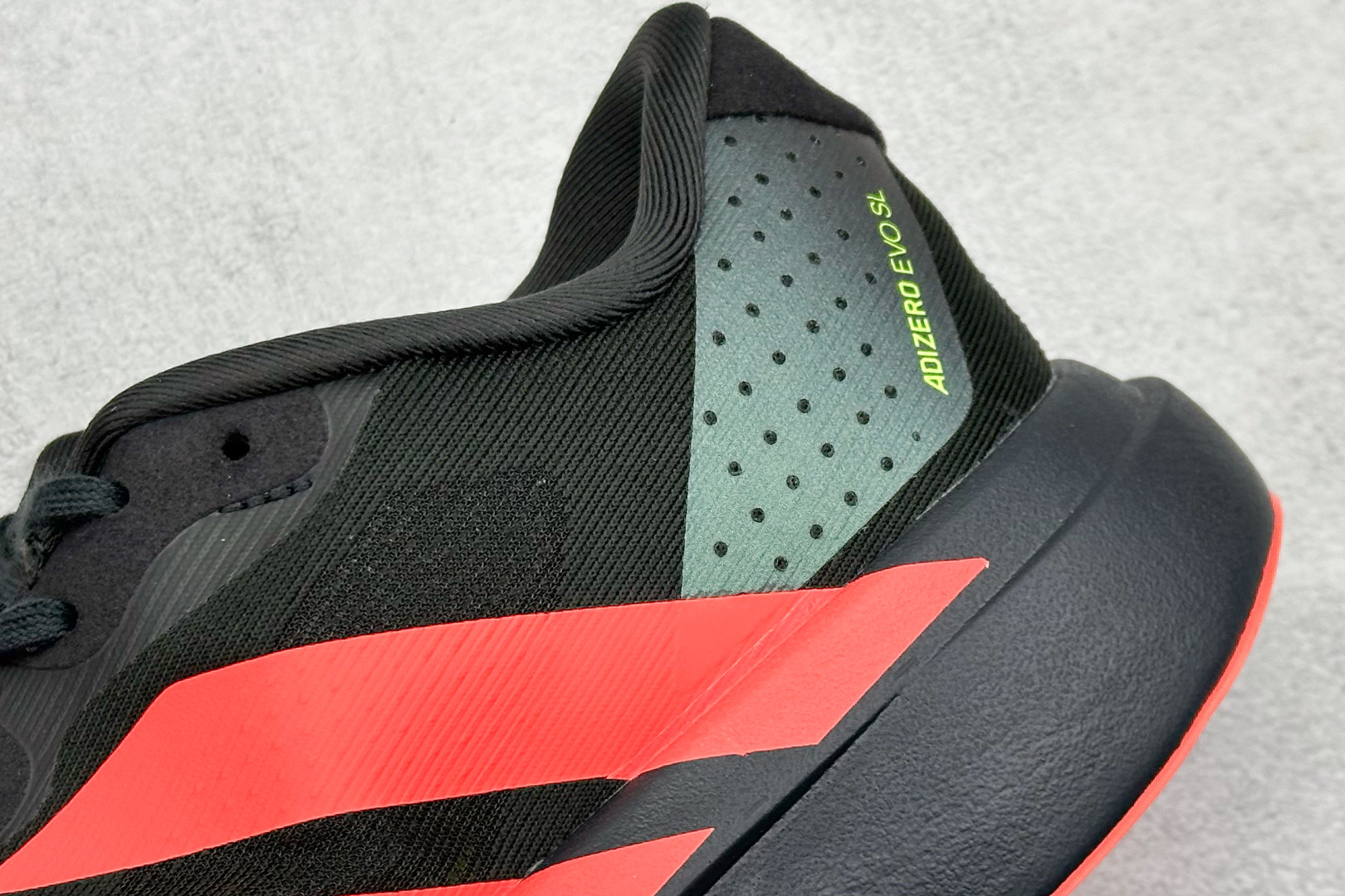  
Adidas Adizero Evo SL
阿迪超轻透气缓震跑鞋
整体外观造型与adiZero A
