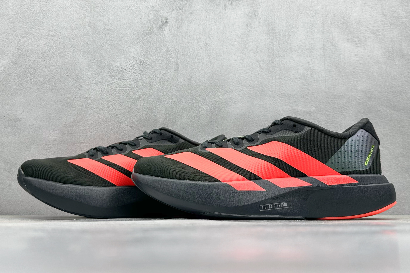  
Adidas Adizero Evo SL
阿迪超轻透气缓震跑鞋
整体外观造型与adiZero A