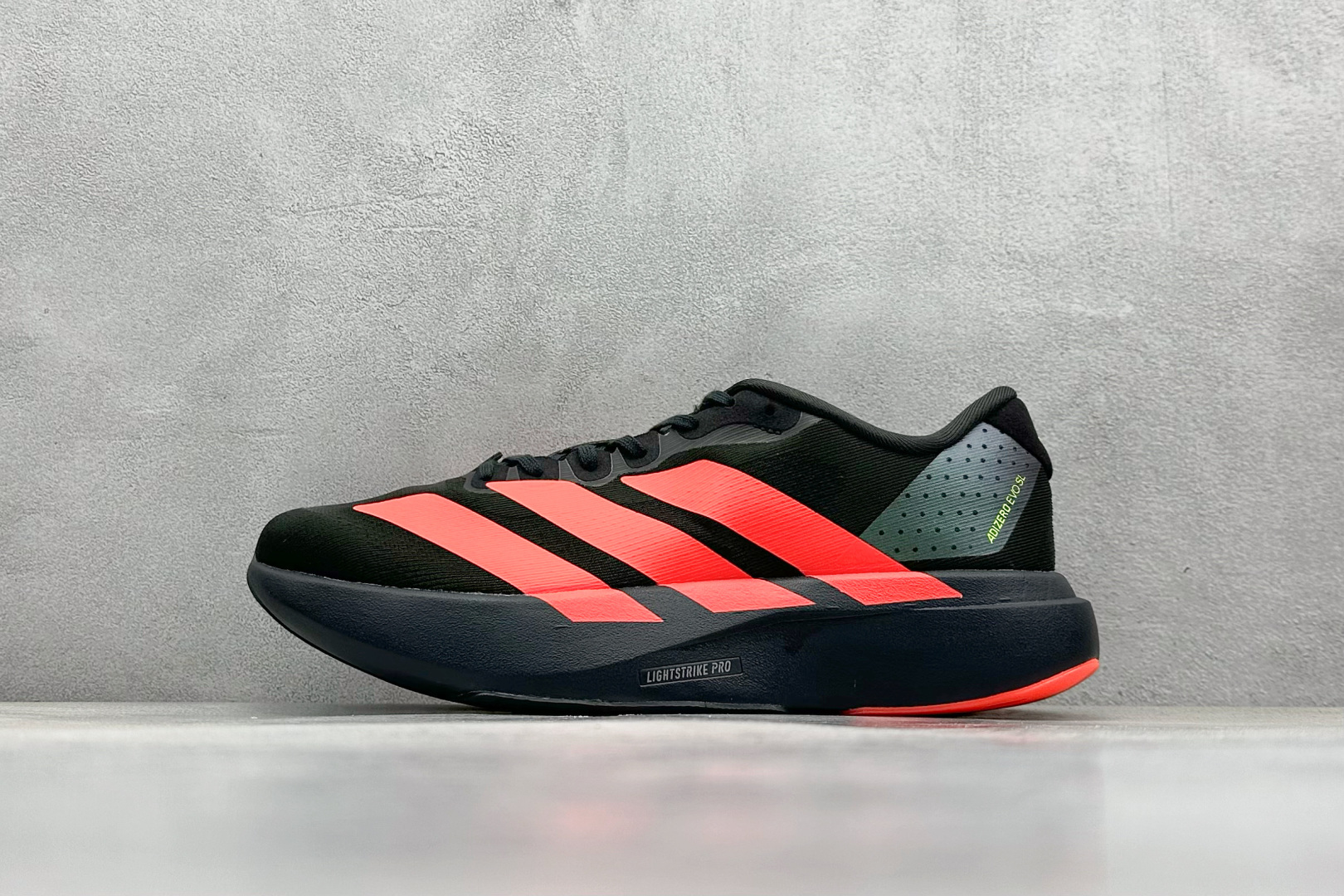  
Adidas Adizero Evo SL
阿迪超轻透气缓震跑鞋
整体外观造型与adiZero A
