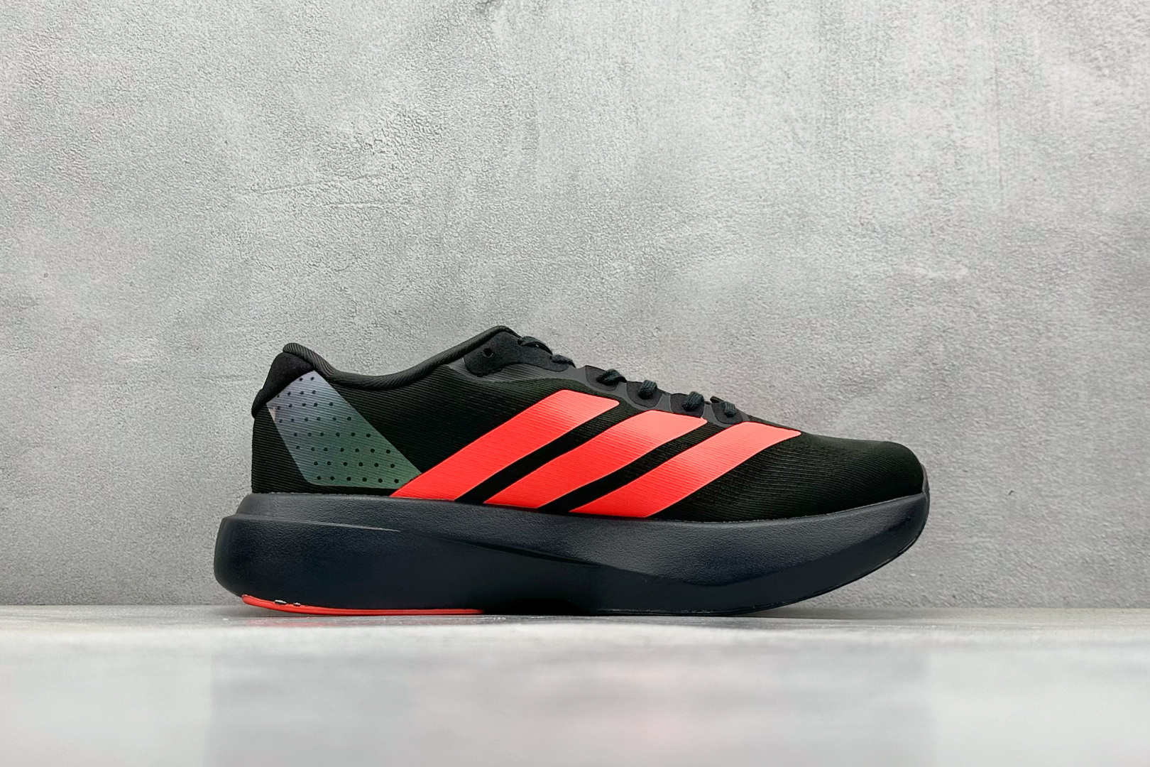  
Adidas Adizero Evo SL
阿迪超轻透气缓震跑鞋
整体外观造型与adiZero A