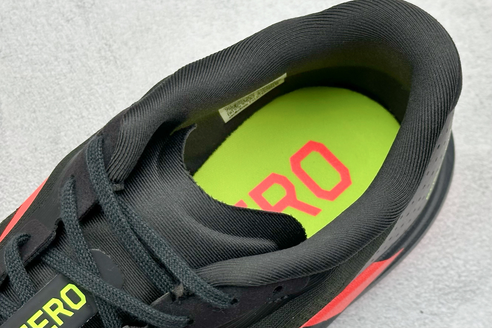  
Adidas Adizero Evo SL
阿迪超轻透气缓震跑鞋
整体外观造型与adiZero A