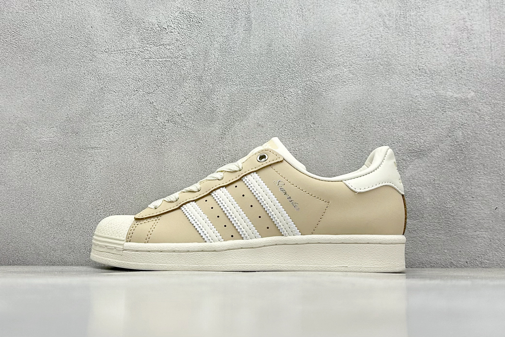  
Adidas Originals SUPERSTAR
渠道正品订单 诠释市场最高工艺水平
贝壳头经典
