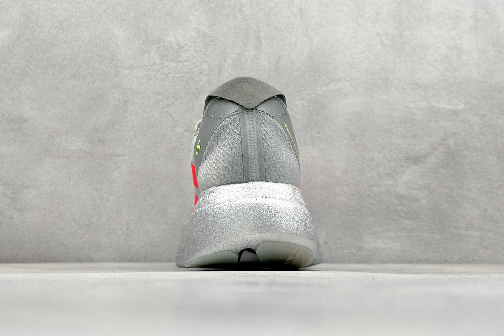  
AD Adizero Adios 4 M轻盈跑鞋
耐磨减震专业跑步鞋 
冲向目标，一路向前，不断挑战