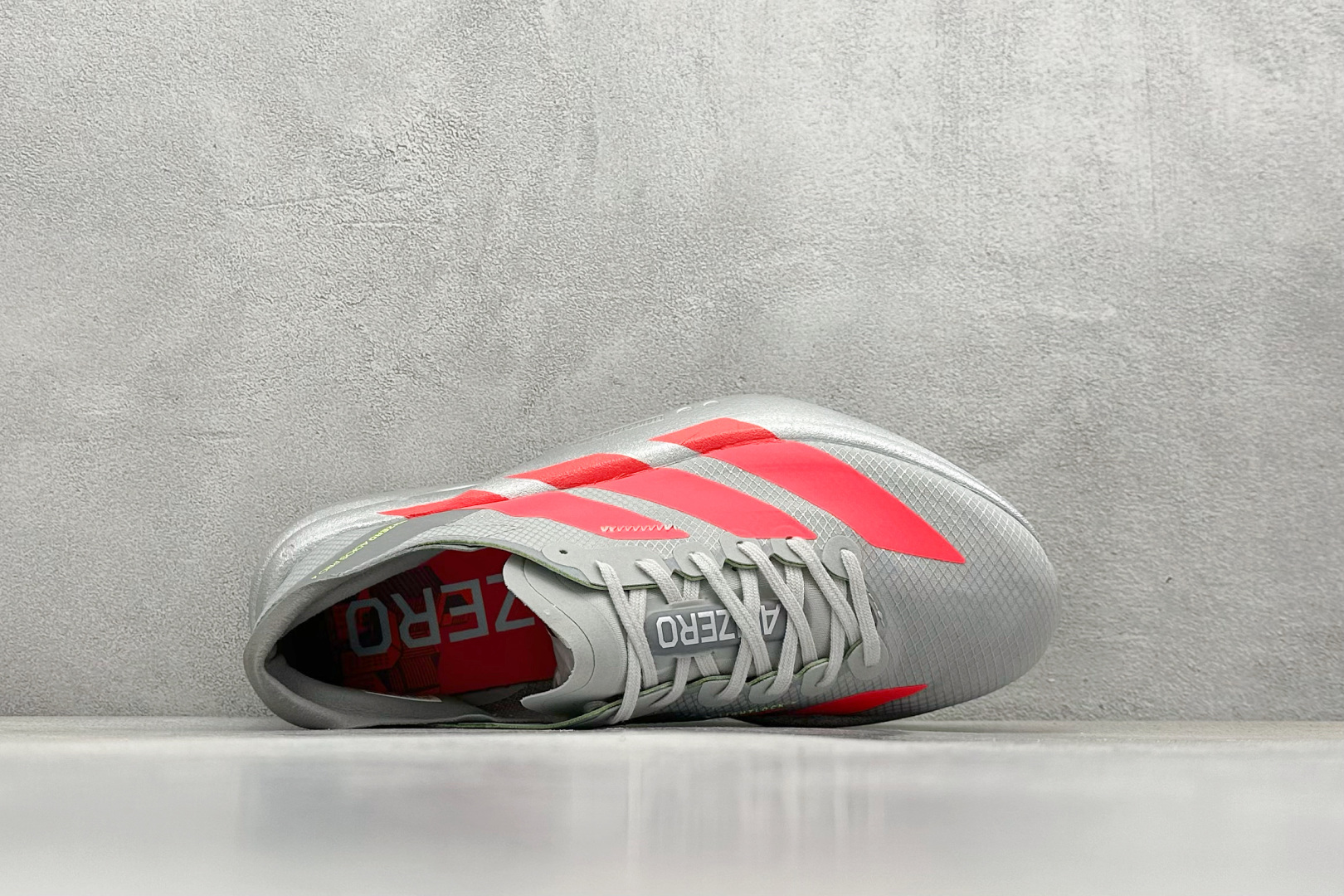  
AD Adizero Adios 4 M轻盈跑鞋
耐磨减震专业跑步鞋 
冲向目标，一路向前，不断挑战
