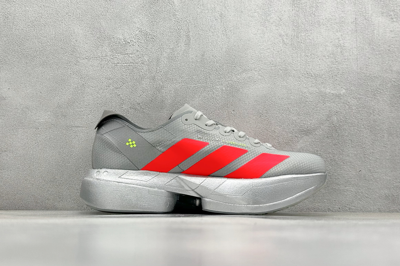  
AD Adizero Adios 4 M轻盈跑鞋
耐磨减震专业跑步鞋 
冲向目标，一路向前，不断挑战