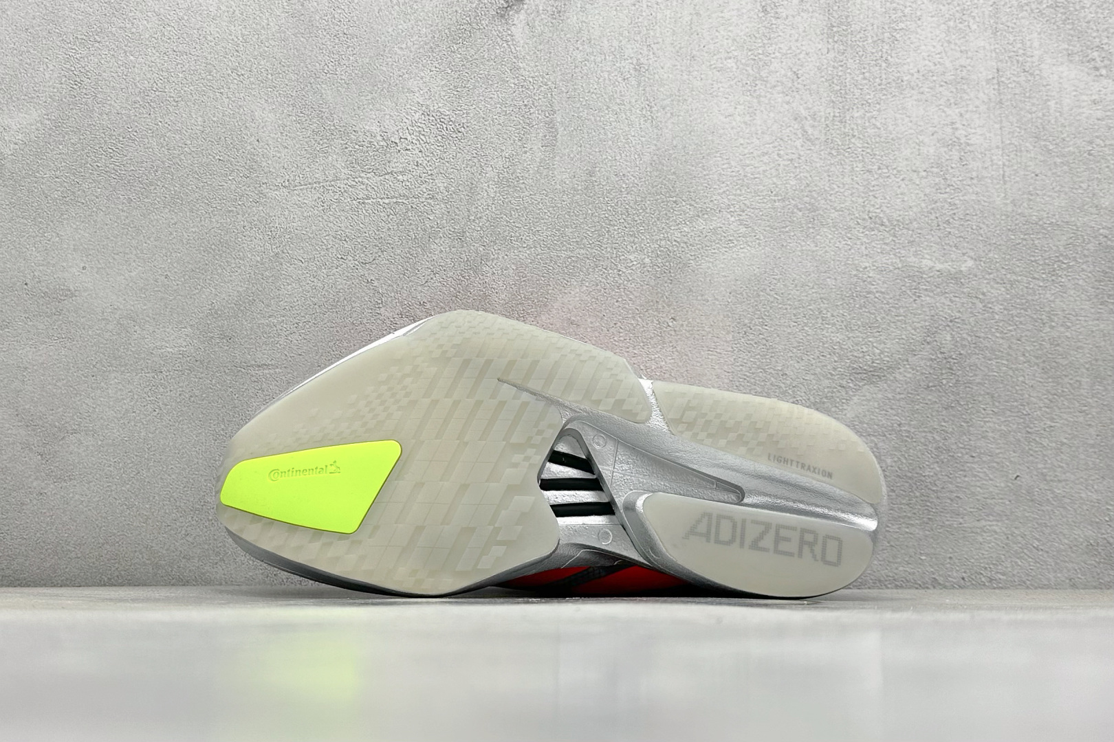  
AD Adizero Adios 4 M轻盈跑鞋
耐磨减震专业跑步鞋 
冲向目标，一路向前，不断挑战