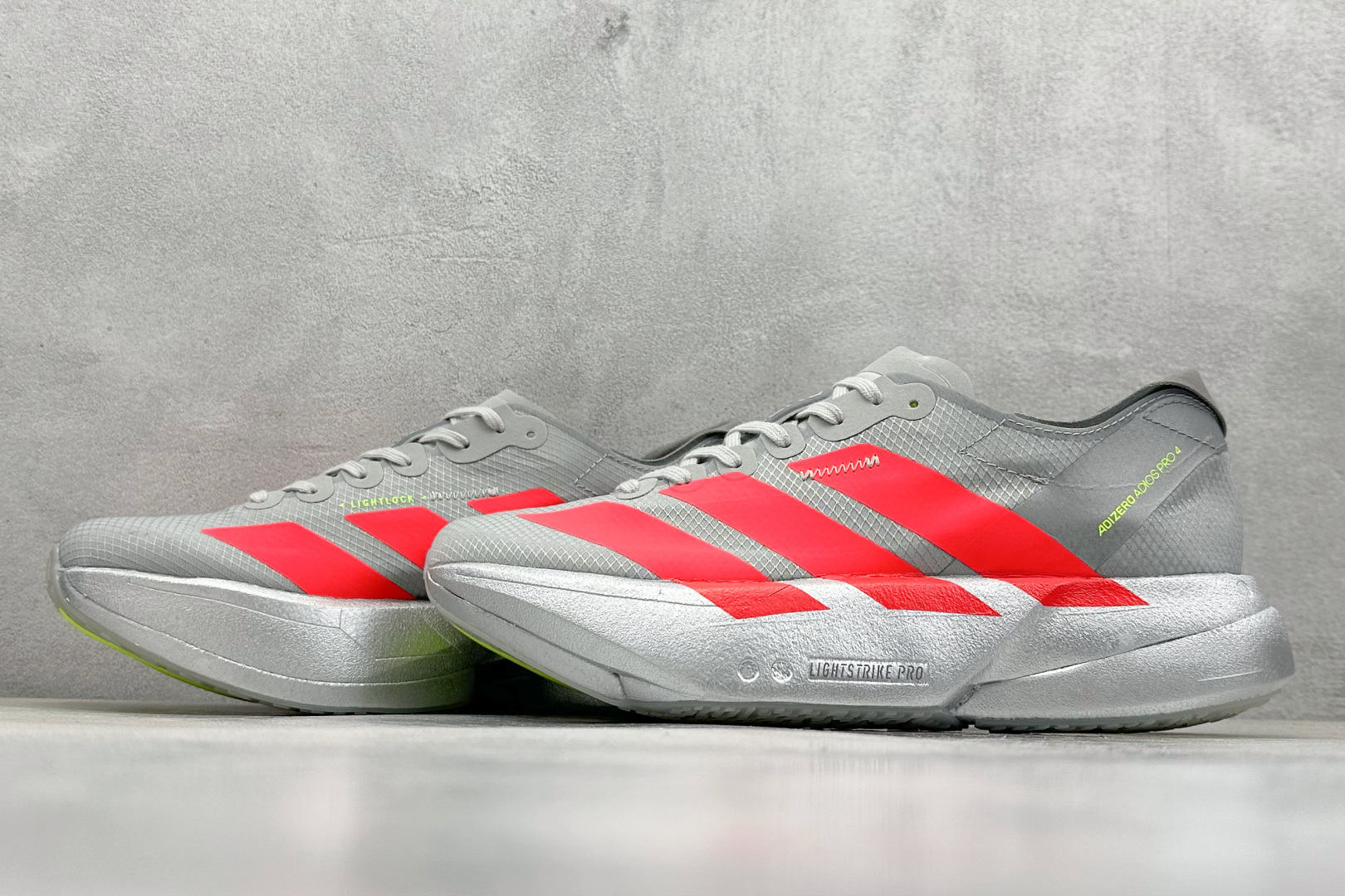  
AD Adizero Adios 4 M轻盈跑鞋
耐磨减震专业跑步鞋 
冲向目标，一路向前，不断挑战