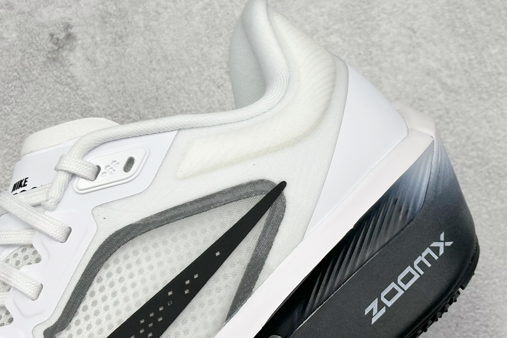  
Nk Zoom Fly 6 耐克超弹轻盈跑步鞋
#鞋款搭载 Flyknit 材料 打造出众弹性 易