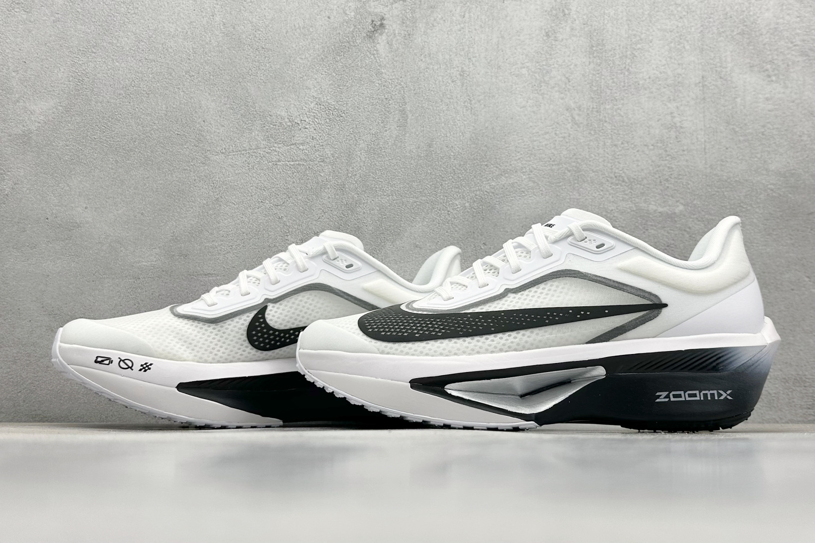  
Nk Zoom Fly 6 耐克超弹轻盈跑步鞋
#鞋款搭载 Flyknit 材料 打造出众弹性 易