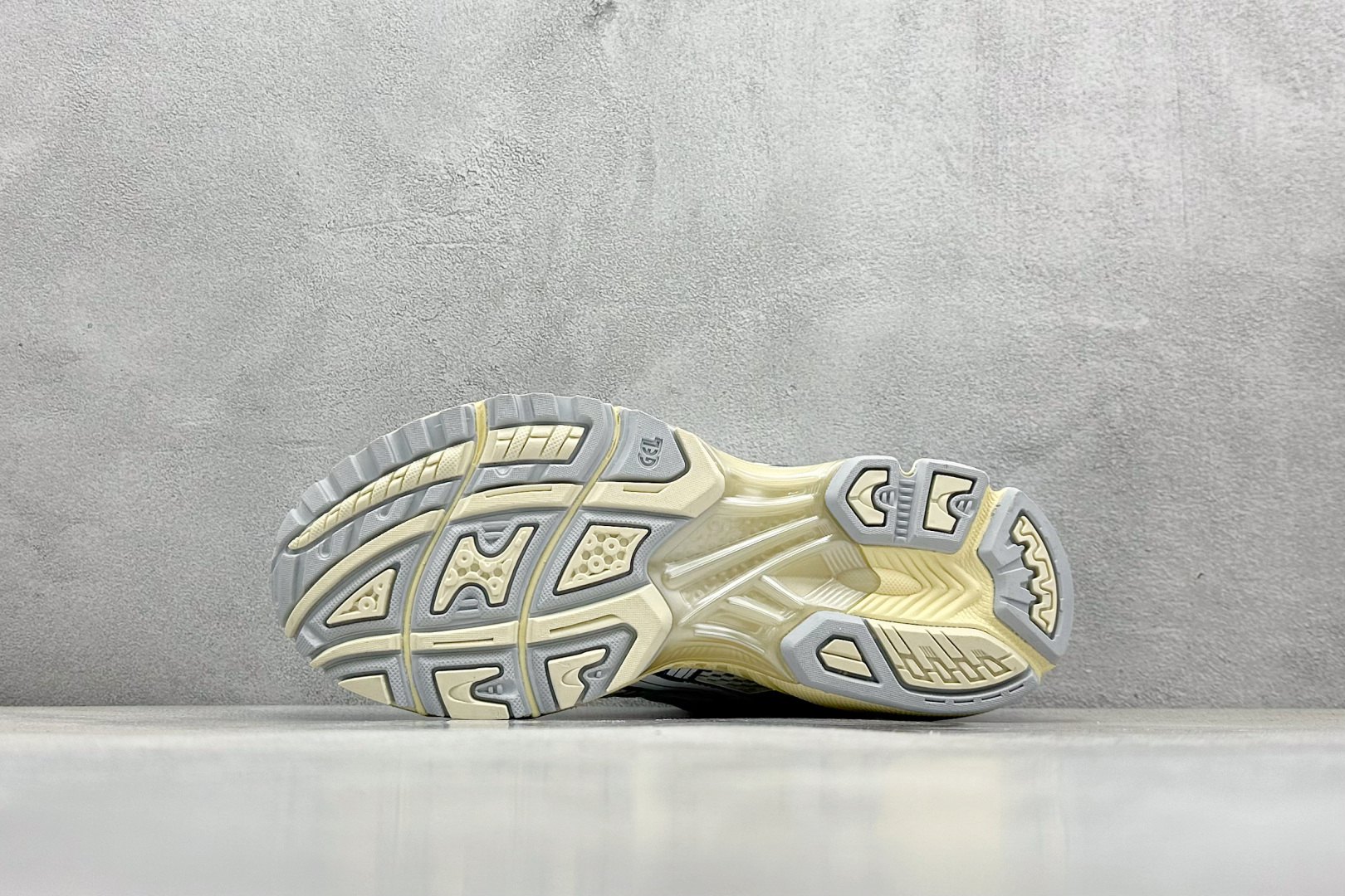  
GW Asics Gel-Kayano 14 亚瑟士运动休闲透气专业跑鞋 
采用工程弹性双层再生针织