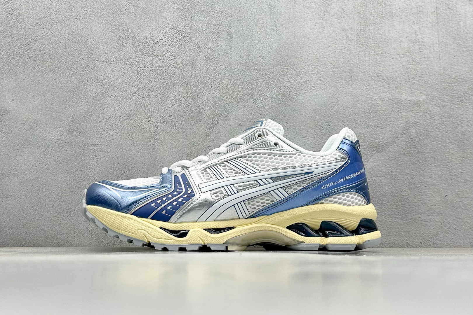  
GW Asics Gel-Kayano 14 亚瑟士运动休闲透气专业跑鞋 
采用工程弹性双层再生针织