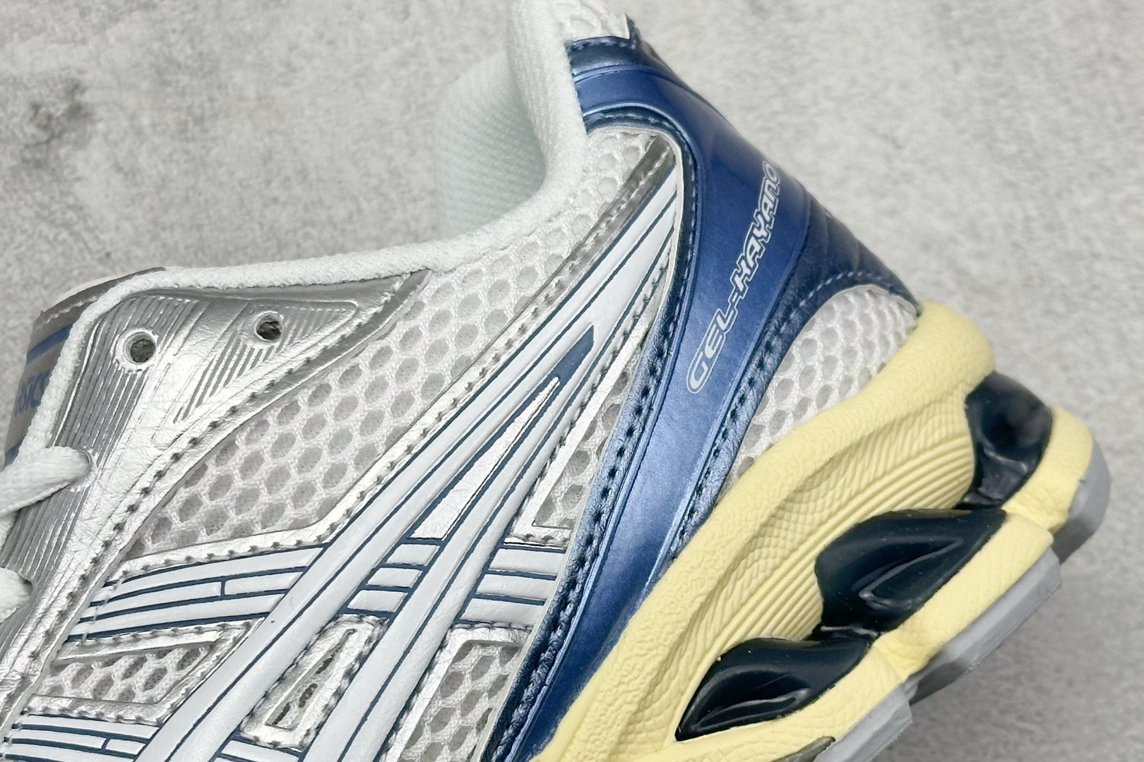  
GW Asics Gel-Kayano 14 亚瑟士运动休闲透气专业跑鞋 
采用工程弹性双层再生针织