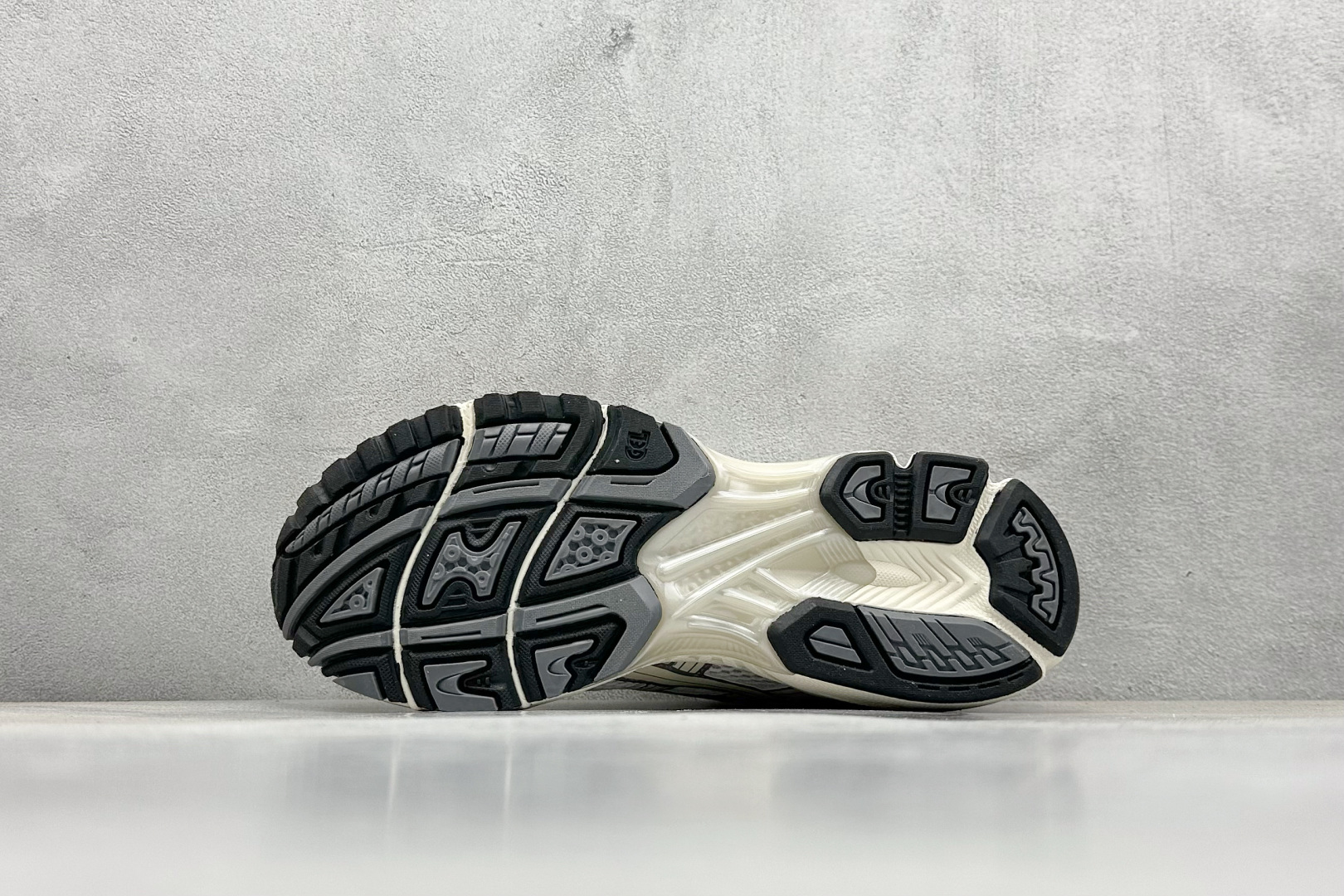  
GW Asics Gel-Kayano 14 亚瑟士运动休闲透气专业跑鞋 
采用工程弹性双层再生针织
