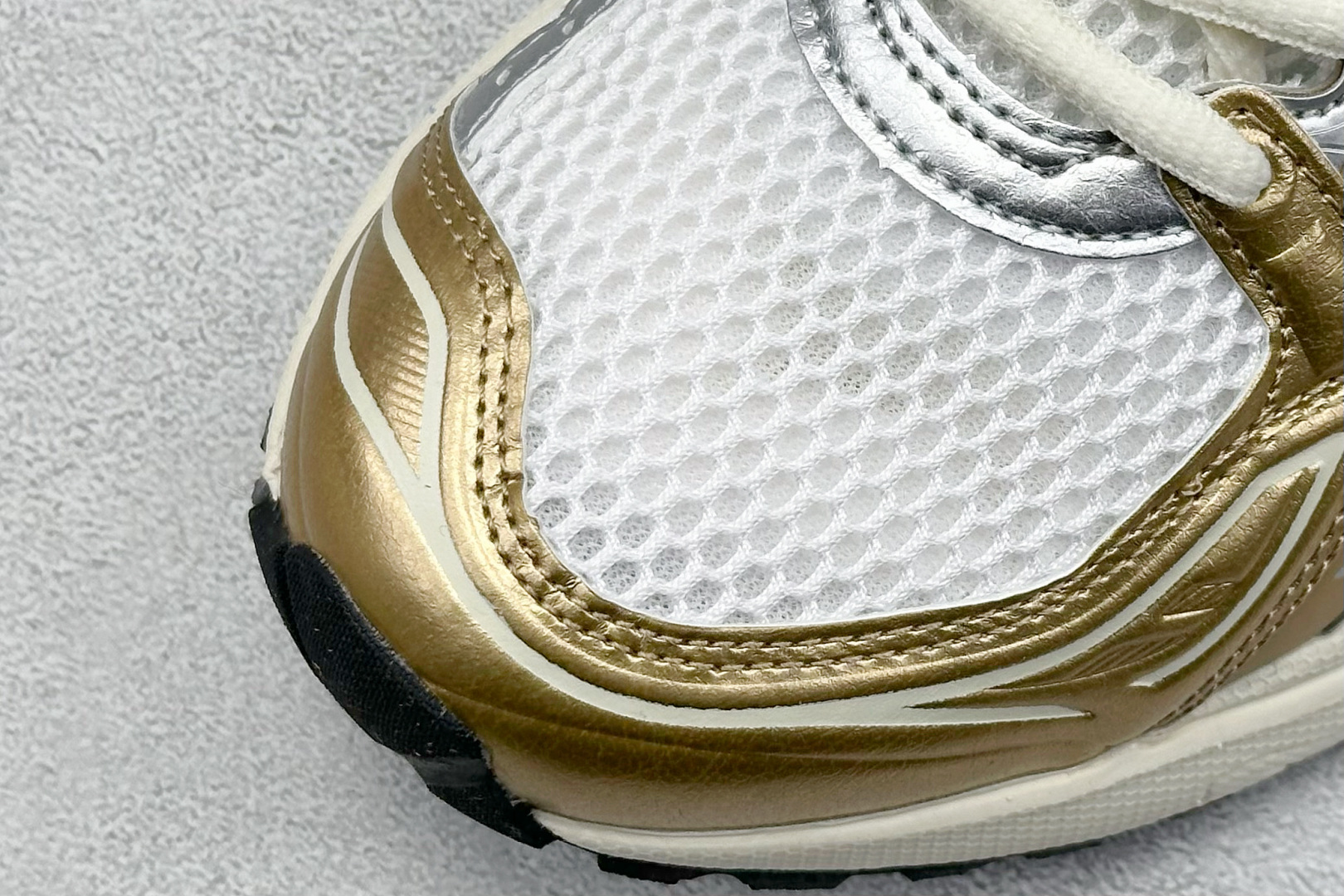  
GW Asics Gel-Kayano 14 亚瑟士运动休闲透气专业跑鞋 
采用工程弹性双层再生针织