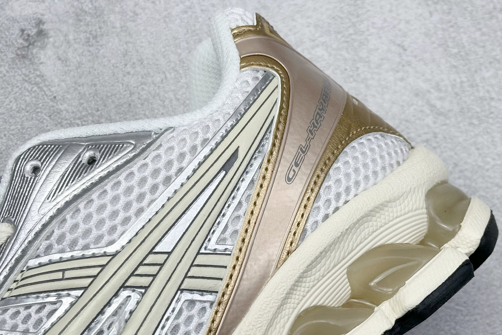  
GW Asics Gel-Kayano 14 亚瑟士运动休闲透气专业跑鞋 
采用工程弹性双层再生针织
