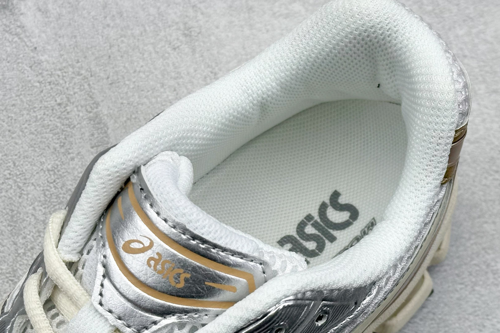  
GW Asics Gel-Kayano 14 亚瑟士运动休闲透气专业跑鞋 
采用工程弹性双层再生针织