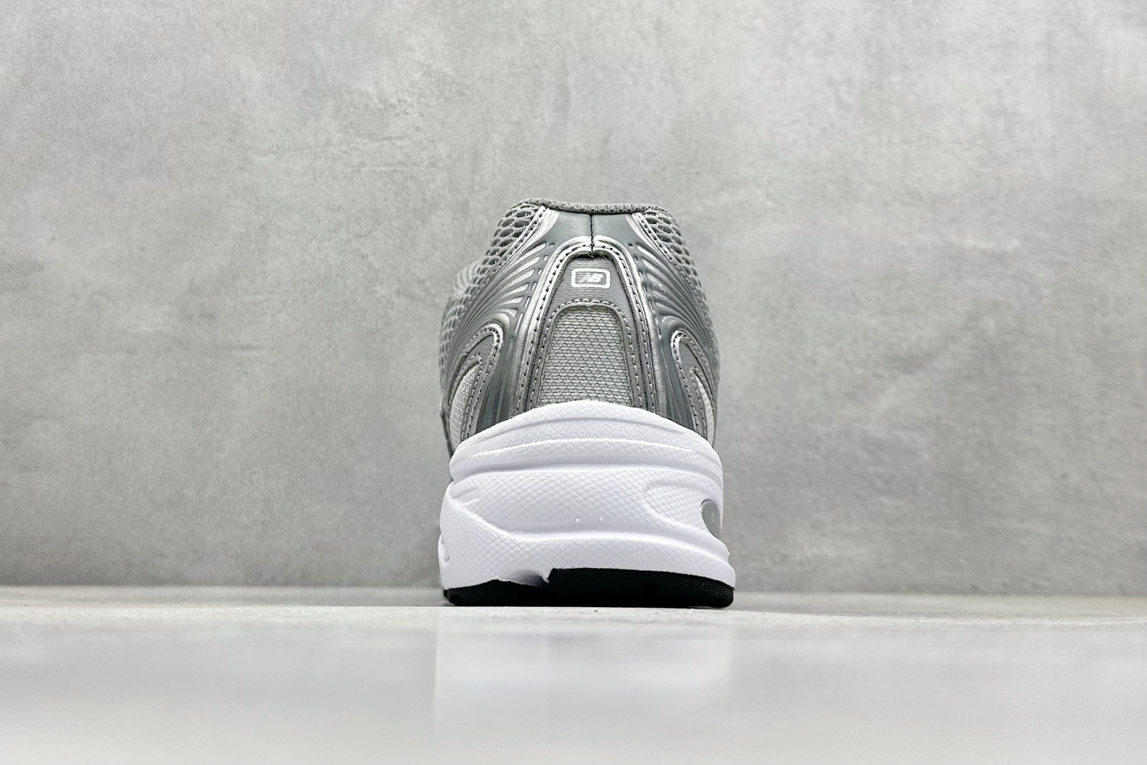  
K版 New Balance 740 复古跑鞋 
小红书爆款 官网售罄
这双鞋确实是NB家经典复古款