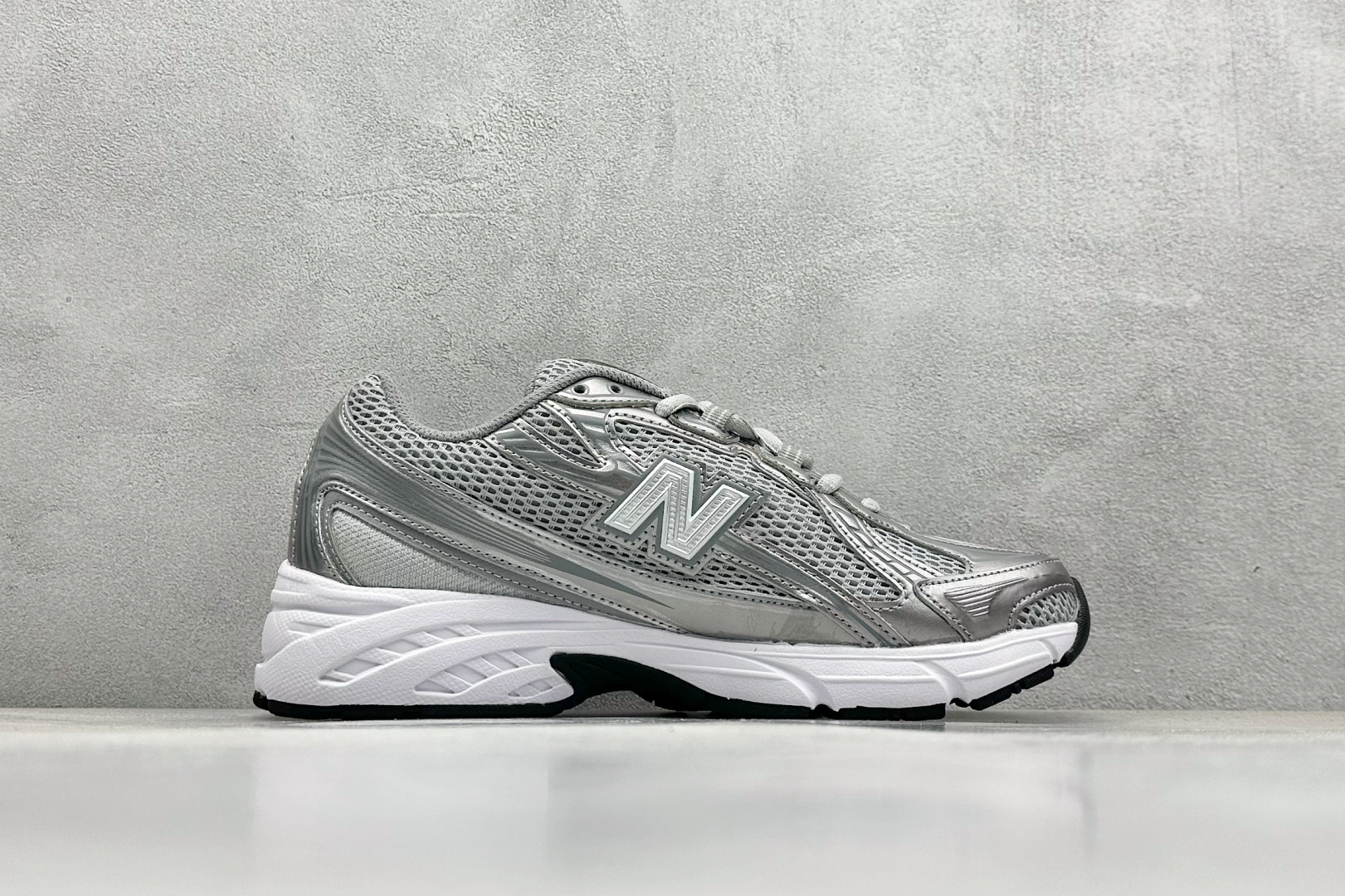  
K版 New Balance 740 复古跑鞋 
小红书爆款 官网售罄
这双鞋确实是NB家经典复古款