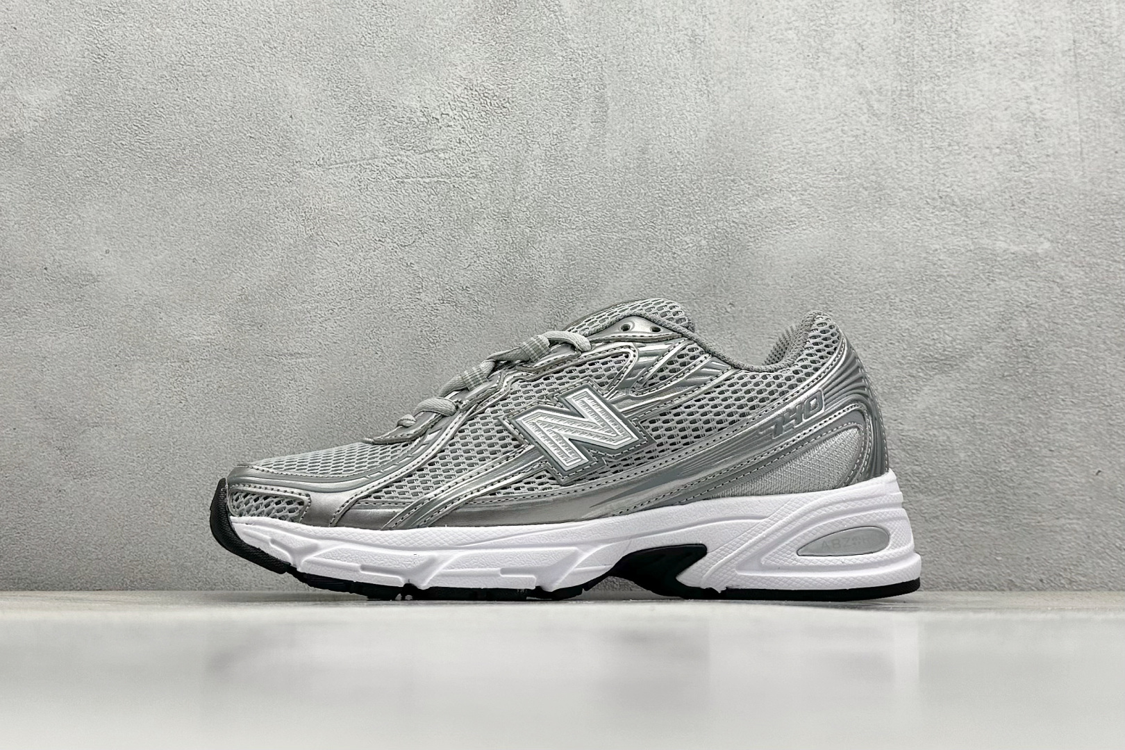  
K版 New Balance 740 复古跑鞋 
小红书爆款 官网售罄
这双鞋确实是NB家经典复古款