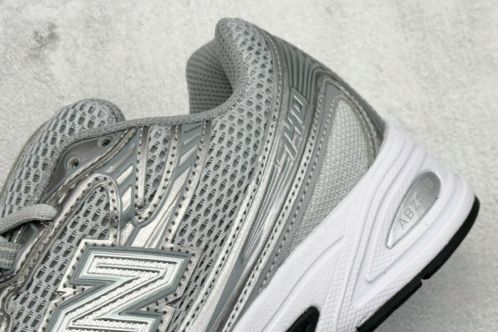  
K版 New Balance 740 复古跑鞋 
小红书爆款 官网售罄
这双鞋确实是NB家经典复古款