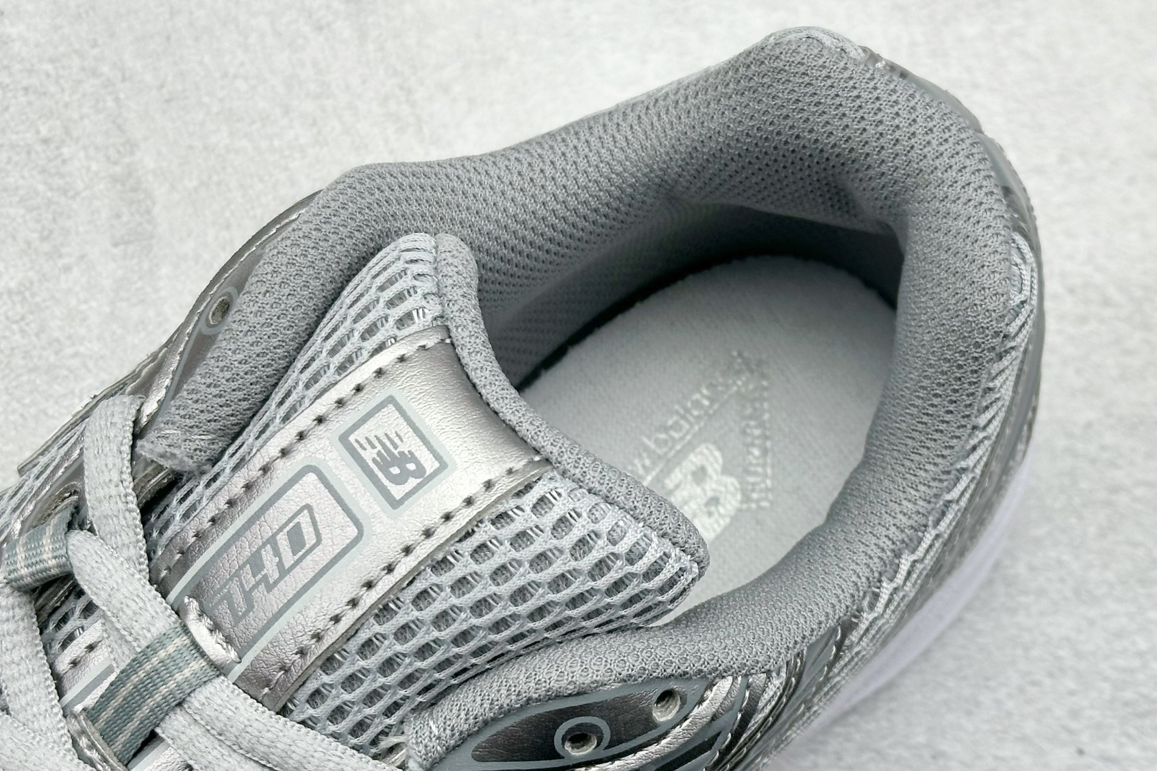  
K版 New Balance 740 复古跑鞋 
小红书爆款 官网售罄
这双鞋确实是NB家经典复古款
