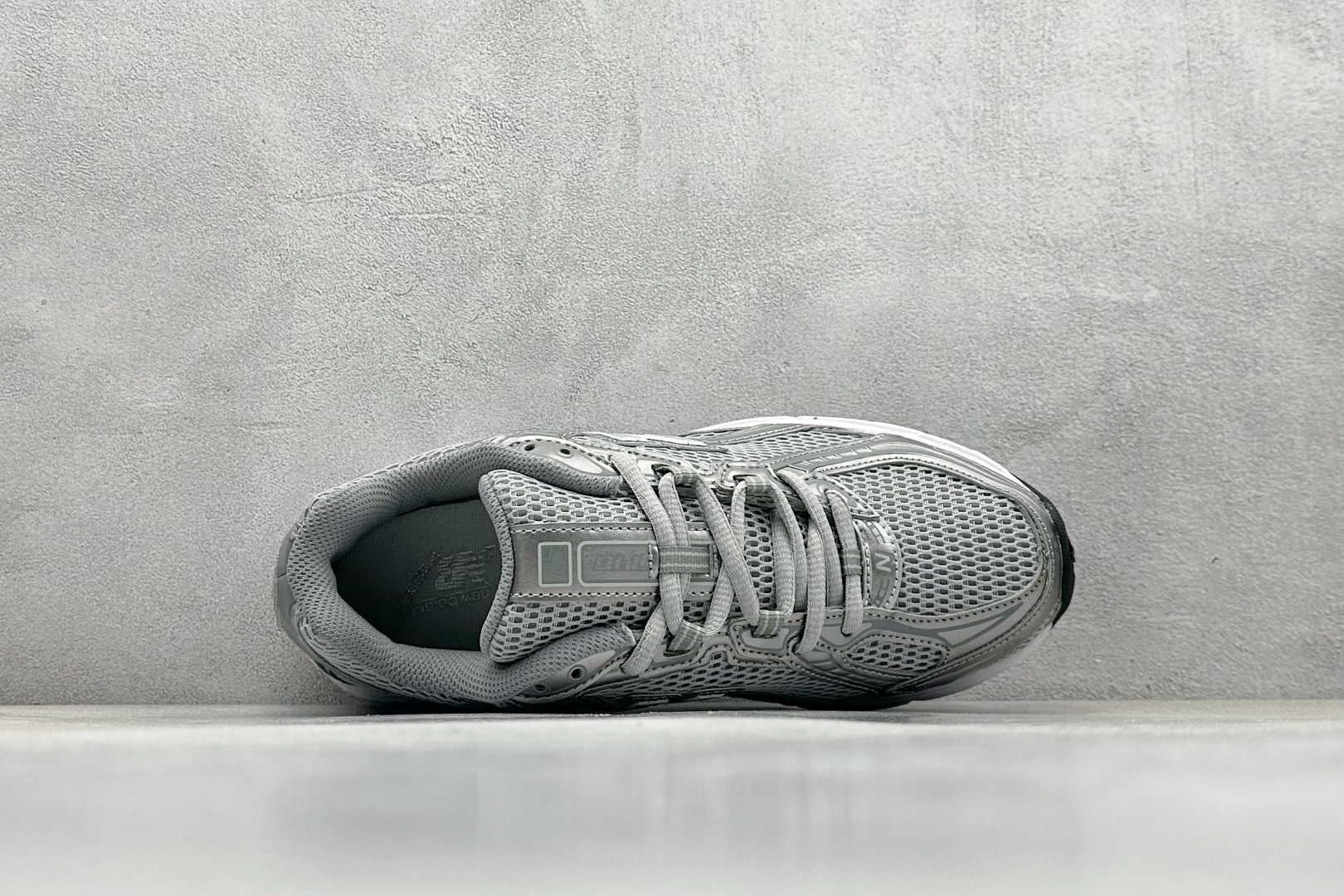  
K版 New Balance 740 复古跑鞋 
小红书爆款 官网售罄
这双鞋确实是NB家经典复古款
