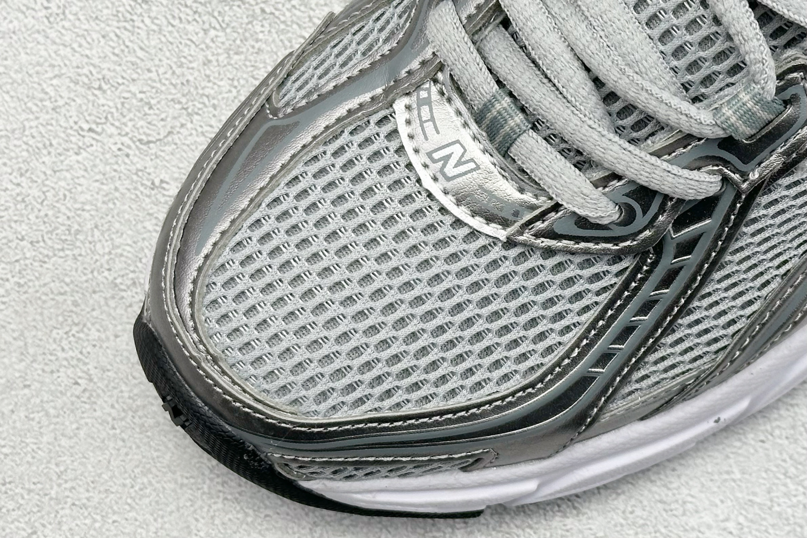 
K版 New Balance 740 复古跑鞋 
小红书爆款 官网售罄
这双鞋确实是NB家经典复古款